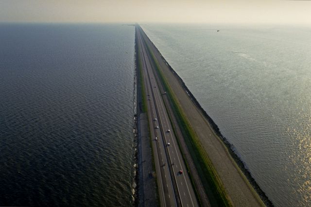 Rijkswaterstaat gaat besturingsysteem bruggen afsluitdijk vervangen