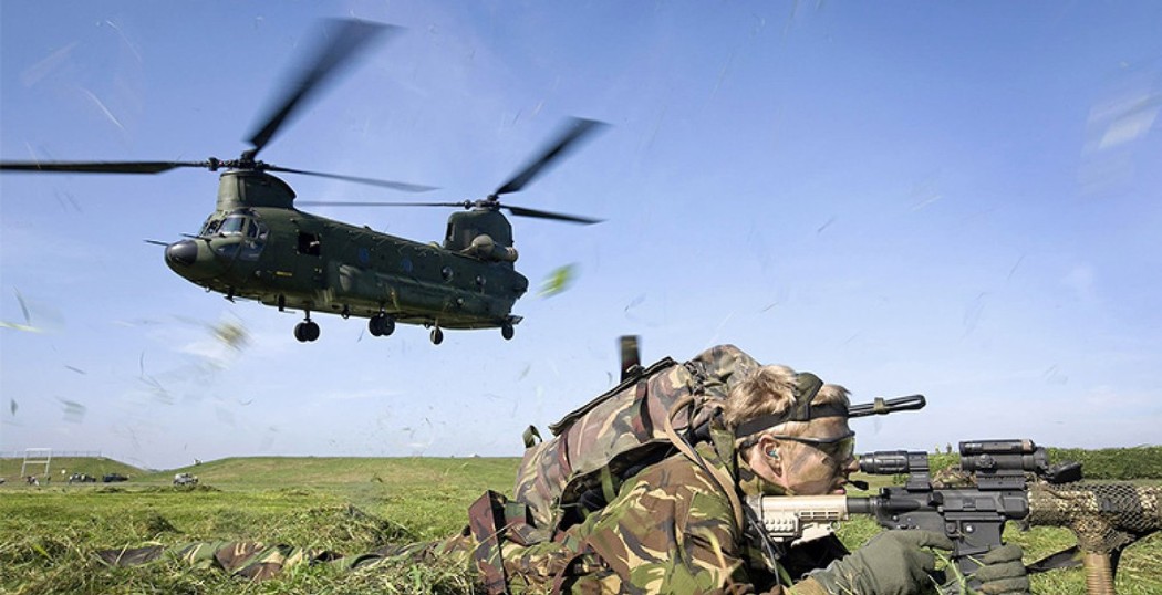 Grote oefening legerhelicopters trekt veel bekijks van spotters