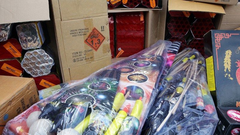 Vuurwerkverkopers verplicht om gratis bril en aansteeklont mee te geven