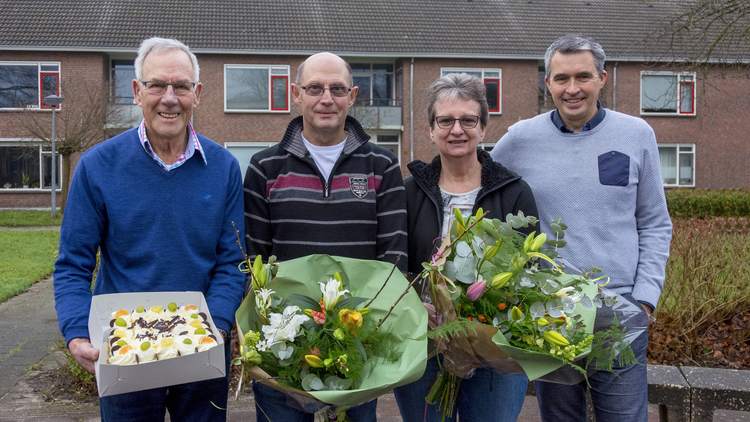 Bloemen en taart voor EHBO-vrijwilligers van Wensveen en van Setten