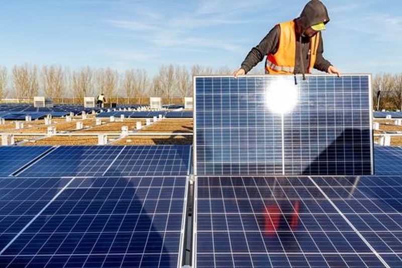 Overheid gaat bedrijven straks verplichten om zonnepanelen op daken te monteren