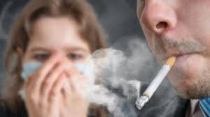 Roken op schoolpleinen straks verboden