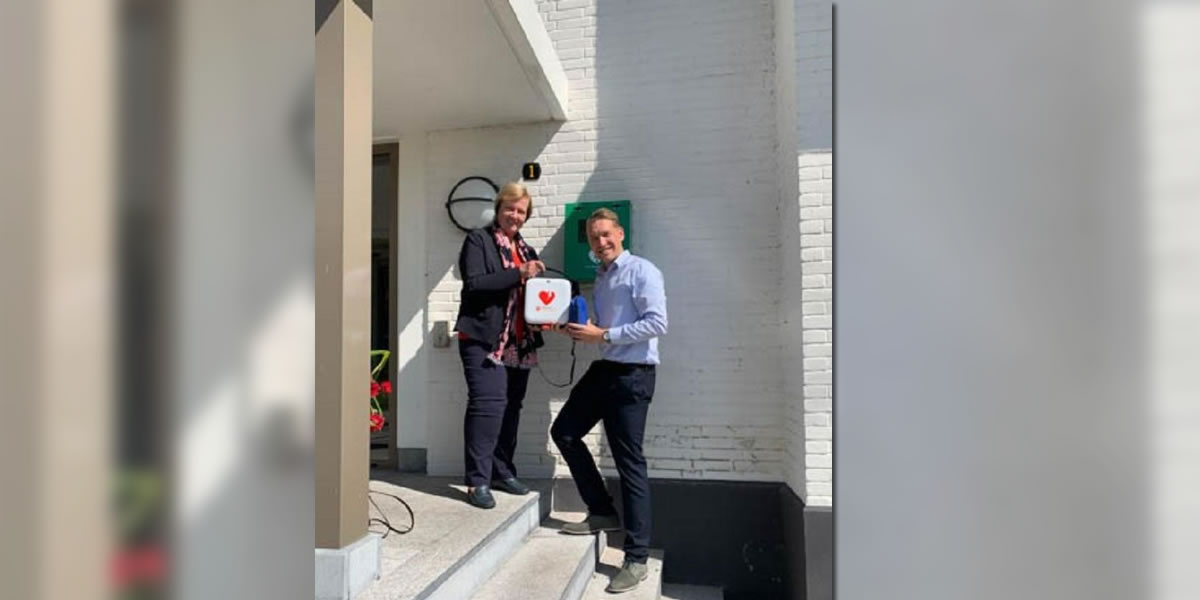 Wethouder Mary van Gent neemt nieuwe AED in ontvangst