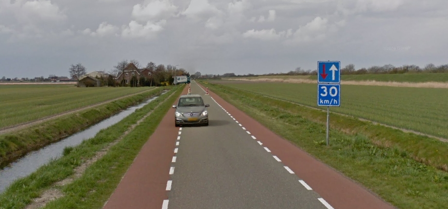 Hollands Kroon haalt overbodige verkeersborden langs de Balgweg weg
