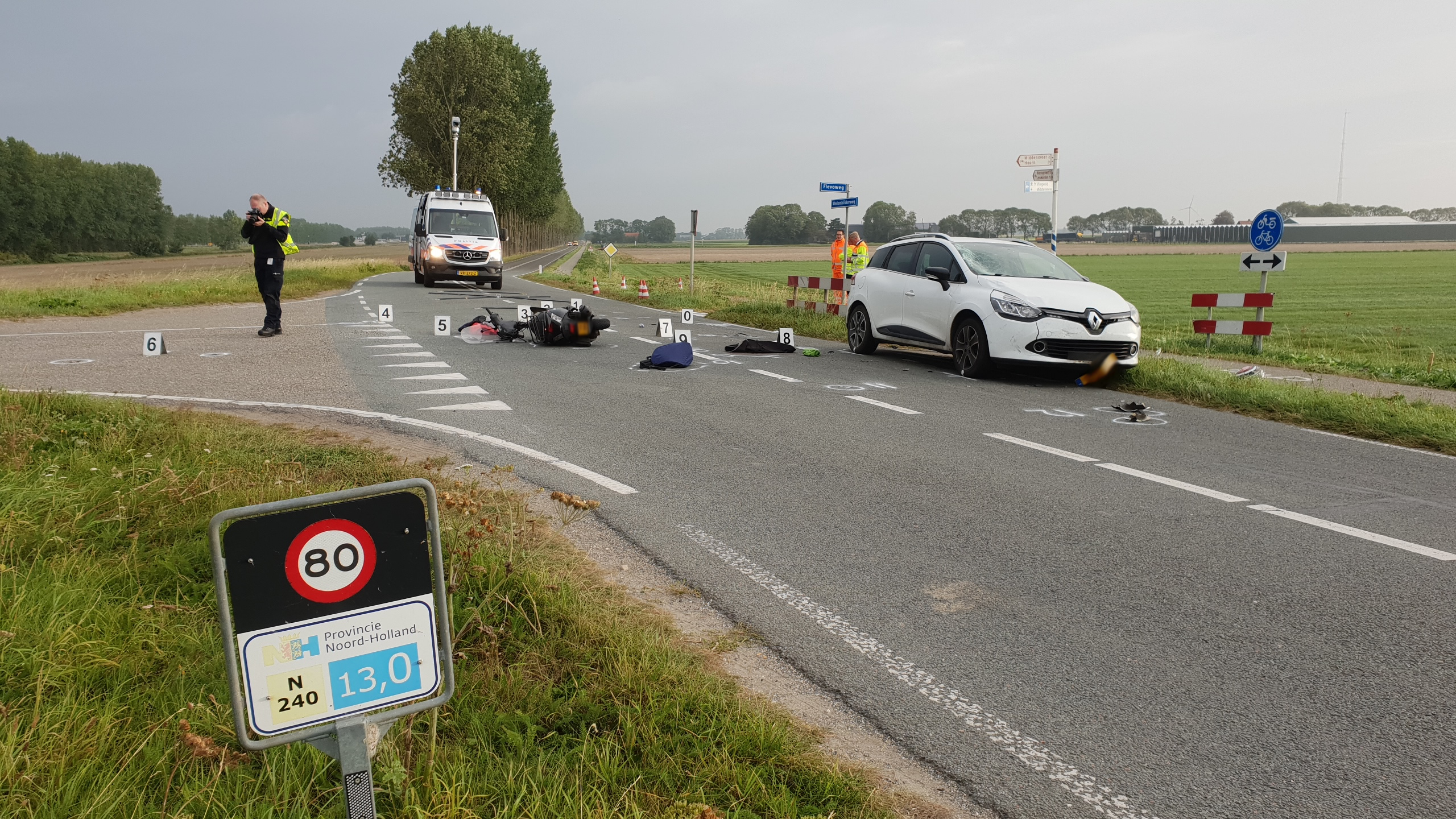Scooterrijder zwaargewond bij ongeval Medemblikkerweg