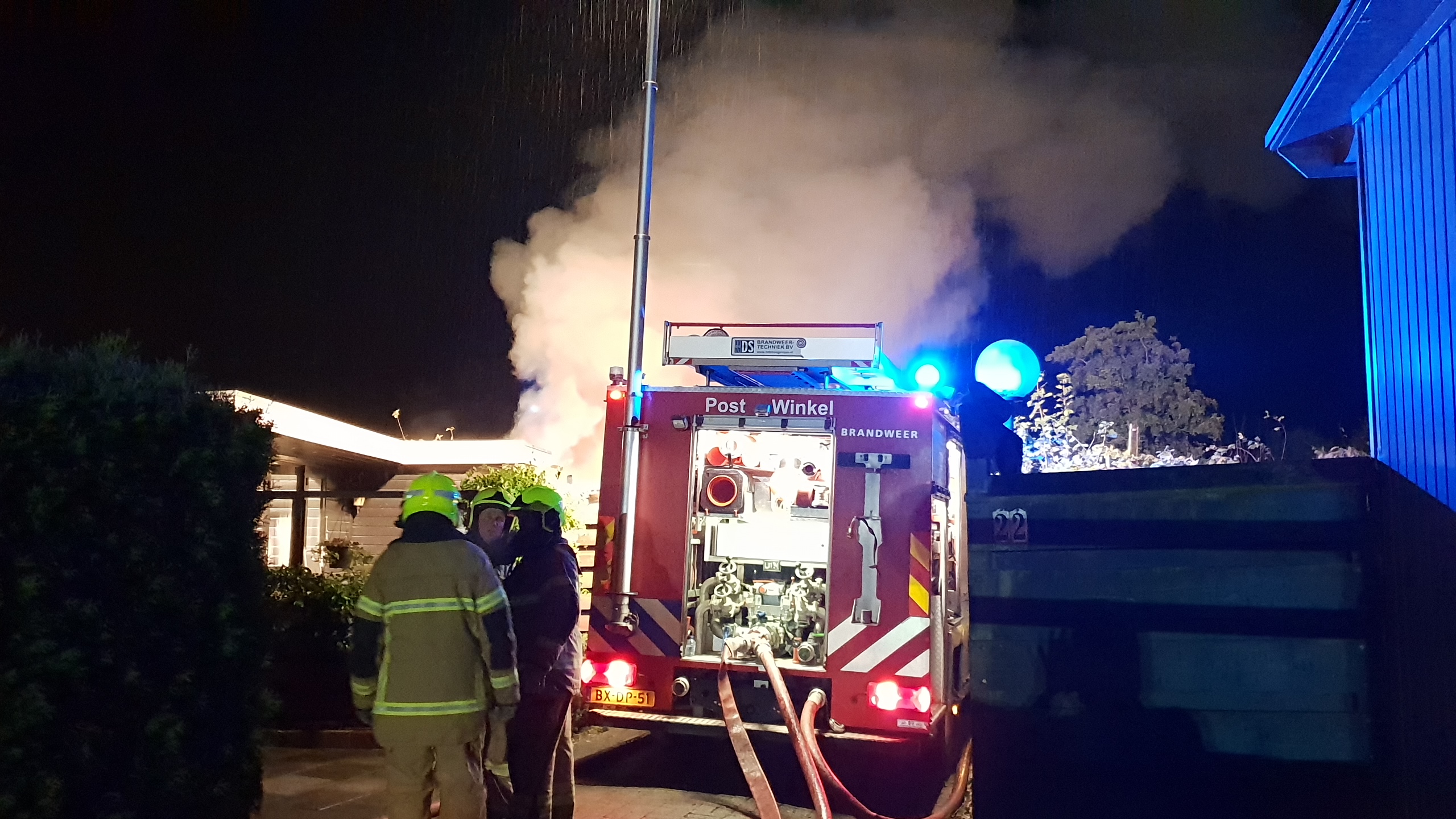 Brand in vakantiewoning in Winkel in de as, bewoonster gewond naar ziekenhuis