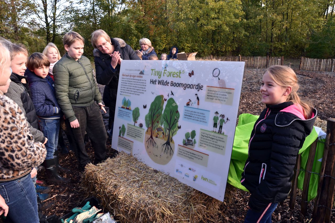 Kinderen en buurtbewoners planten Tiny Forest ‘Het Wilde Boomgaardje’ in Nieuwe Niedorp