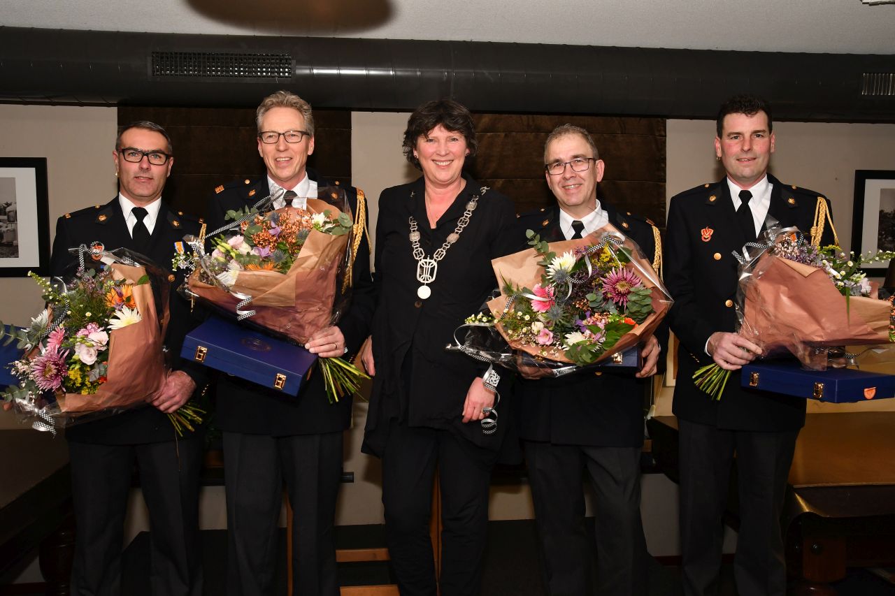 Hollands Kroon huldigt haar brandweerhelden uit Den Oever