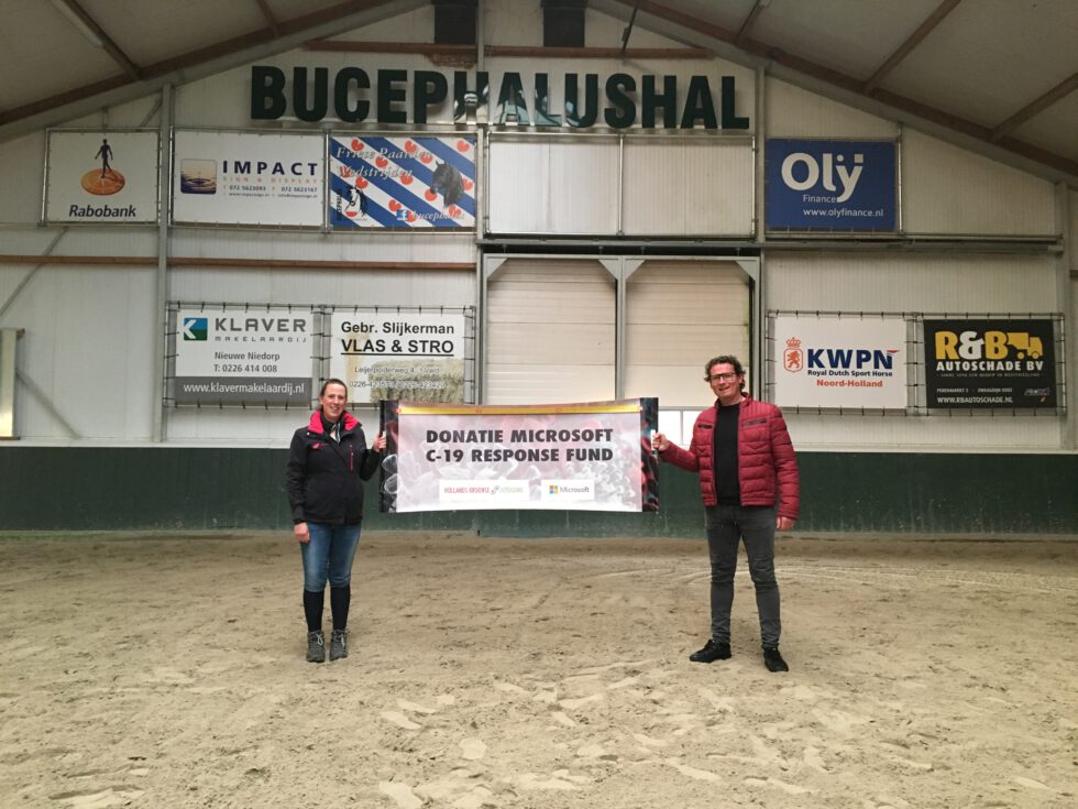 Hollands Kroonse Uitdaging maakt paardensportvereniging Bucephalus Barsingerhorn blij met cheque