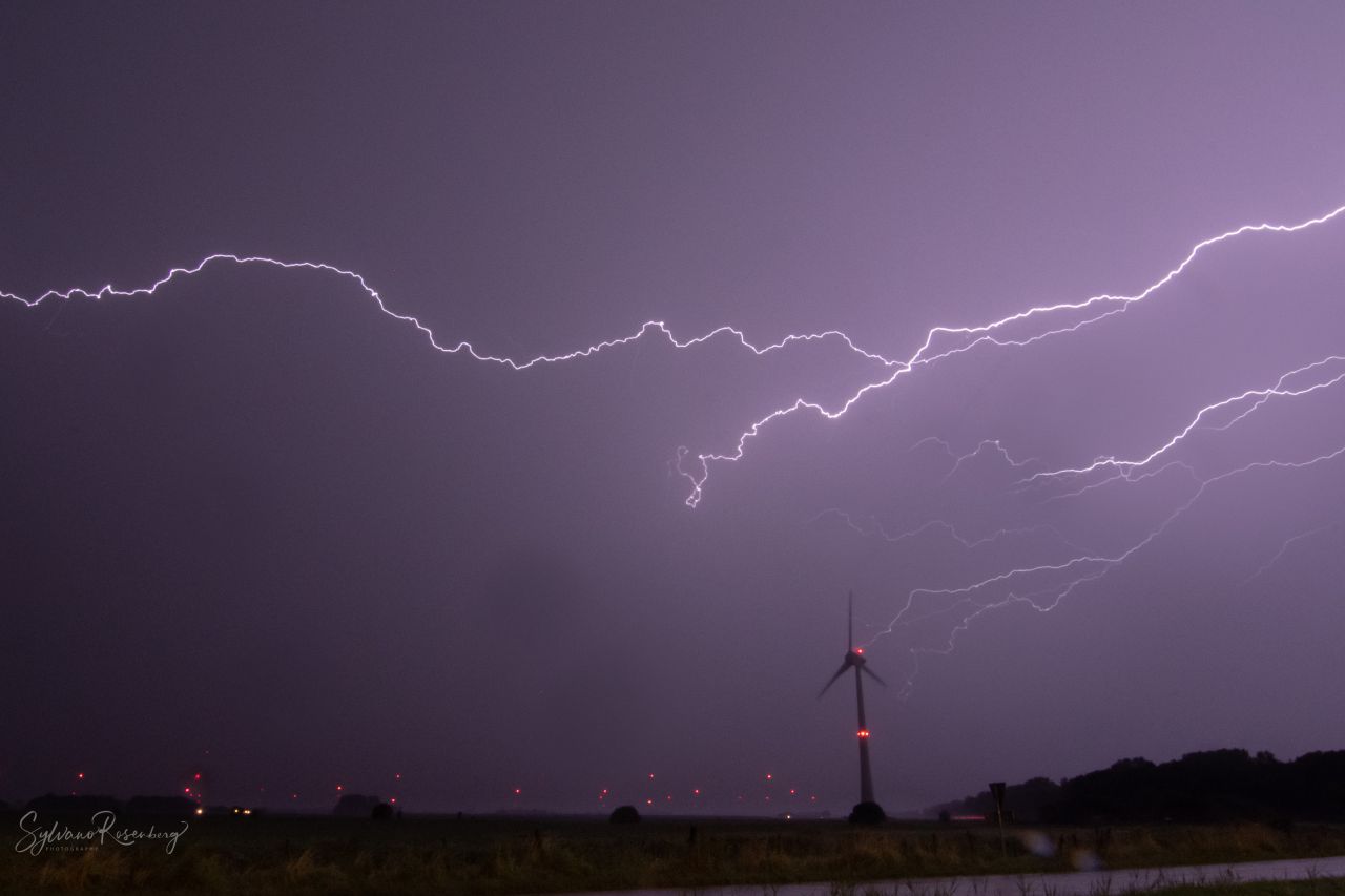 Nachtelijk onweer bracht een schouwspel van hemelsvuur boven Hollands Kroon