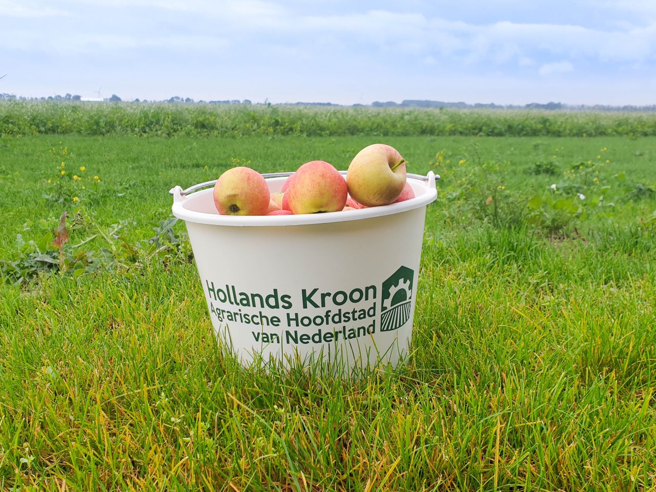 Boeren en tuinders delen duizenden appels uit aan zorgcentra, verzorgingshuizen en de voedselbank in Noord-Holland