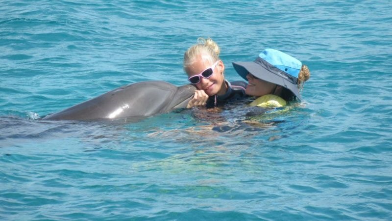 8-jarige Maud Baas uit ‘t Veld zwemt met dolfijnen