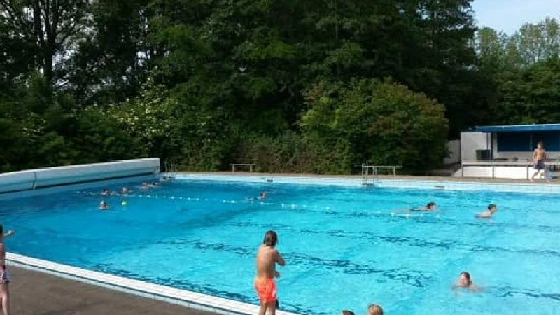 Hollands Kroon stelt renovatie zwembad de Rijd uit