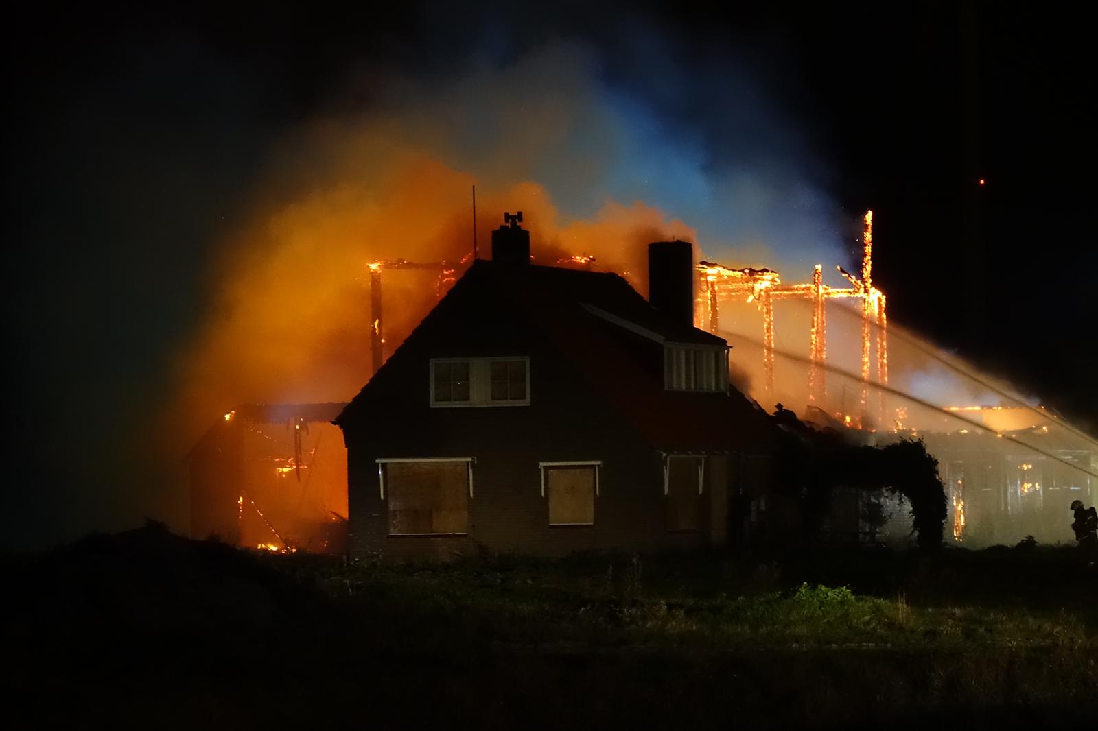 Brand in verlaten boerderij in Middenmeer