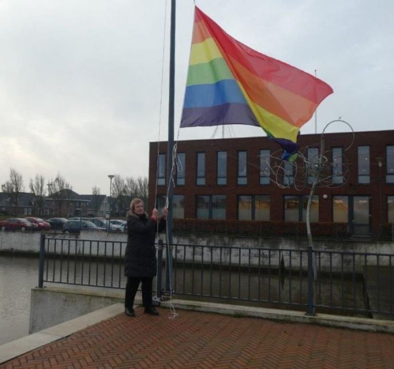 Hollands Kroon hijst de regenboogvlag op Paarse Vrijdag