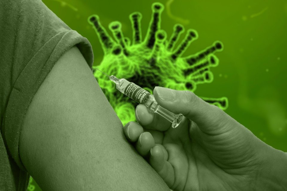 Ziekenhuispersoneel krijgt versneld vaccins toegediend