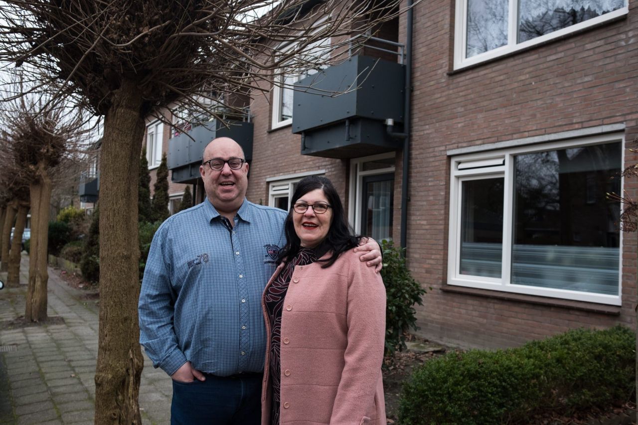 Huurders van Wooncompagnie in Wieringerwerf blij met nieuwe kozijnen, ‘eindelijk nu overal dubbelglas’