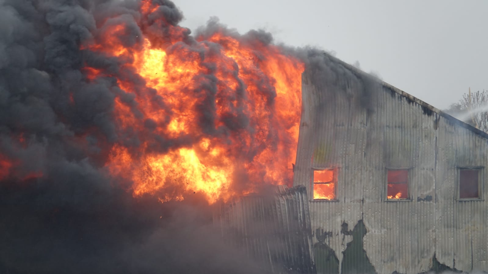Grote rookwolken bij uitslaande brand in schuur Tuitjenhorn: “Sluit ramen en deuren”