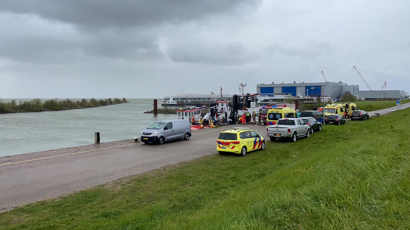 Mariniers in problemen door de harde wind op het IJsselmeer