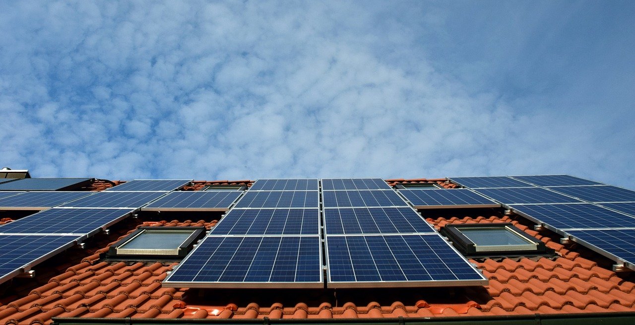 Bijna helft zonnepanelenbezitters maakt panelen nooit schoon