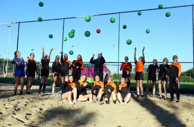 Lionsclub Anna Paulowna schenkt HV Kleine Sluis nieuwe Beachballen !