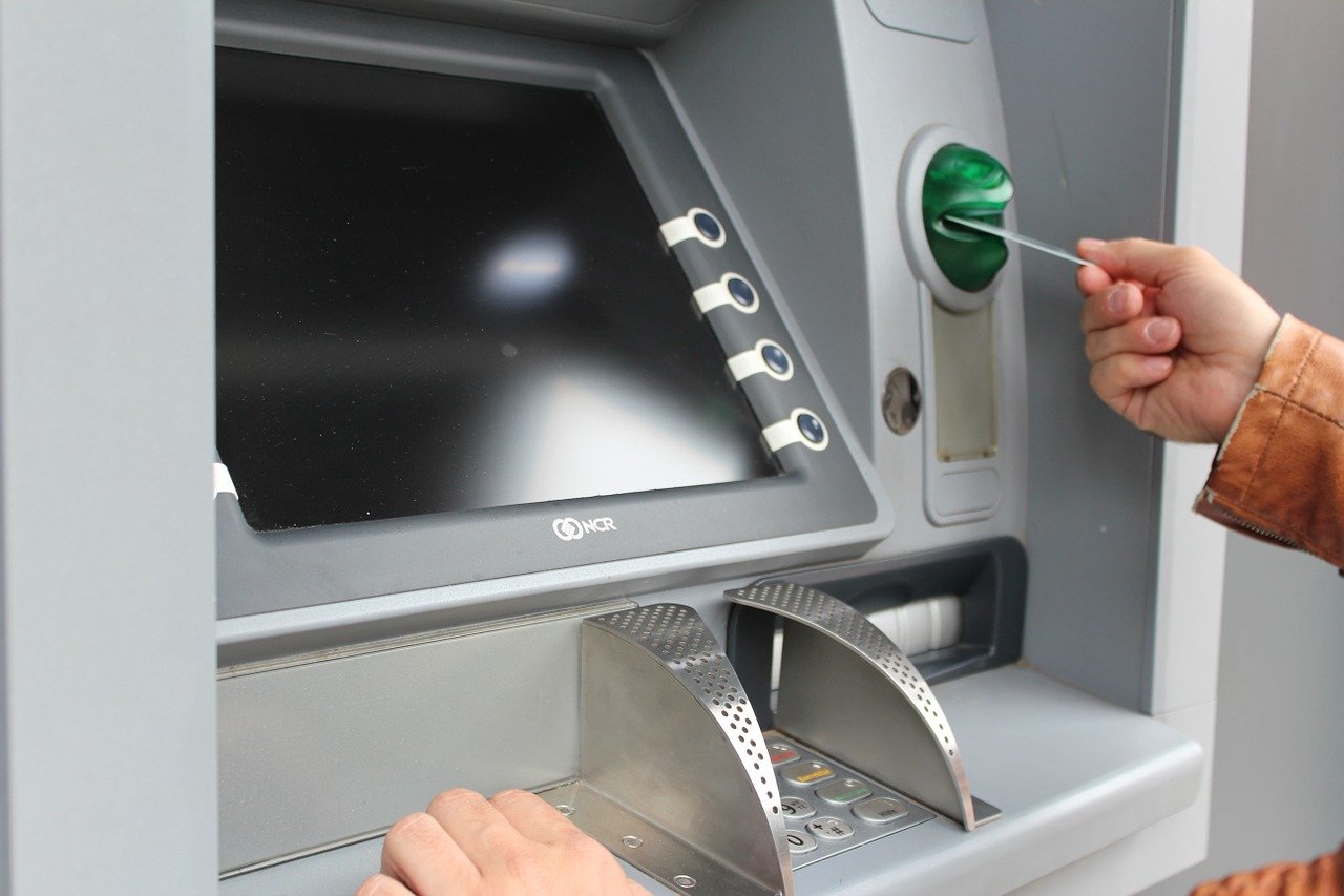 Rabobank klanten gaan vanaf september betalen voor geld pinnen in het buitenland