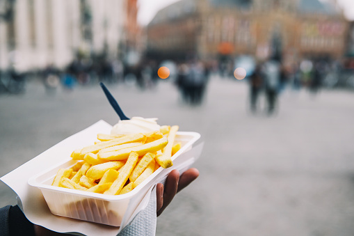 Prijs van een patatje gaat omhoog, plastic wegwerpproducten zijn sinds zaterdag verboden