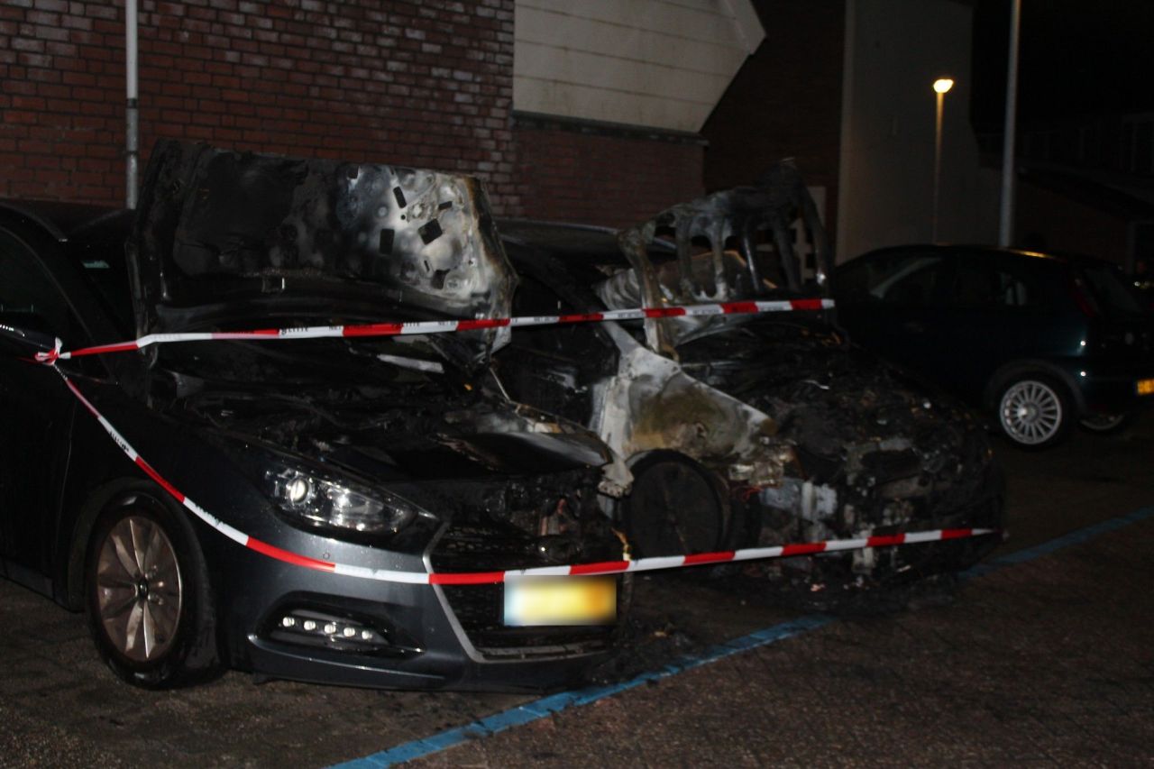 Politie zoekt getuigen van mogelijke brandstichting, meerdere auto’s uitgebrand