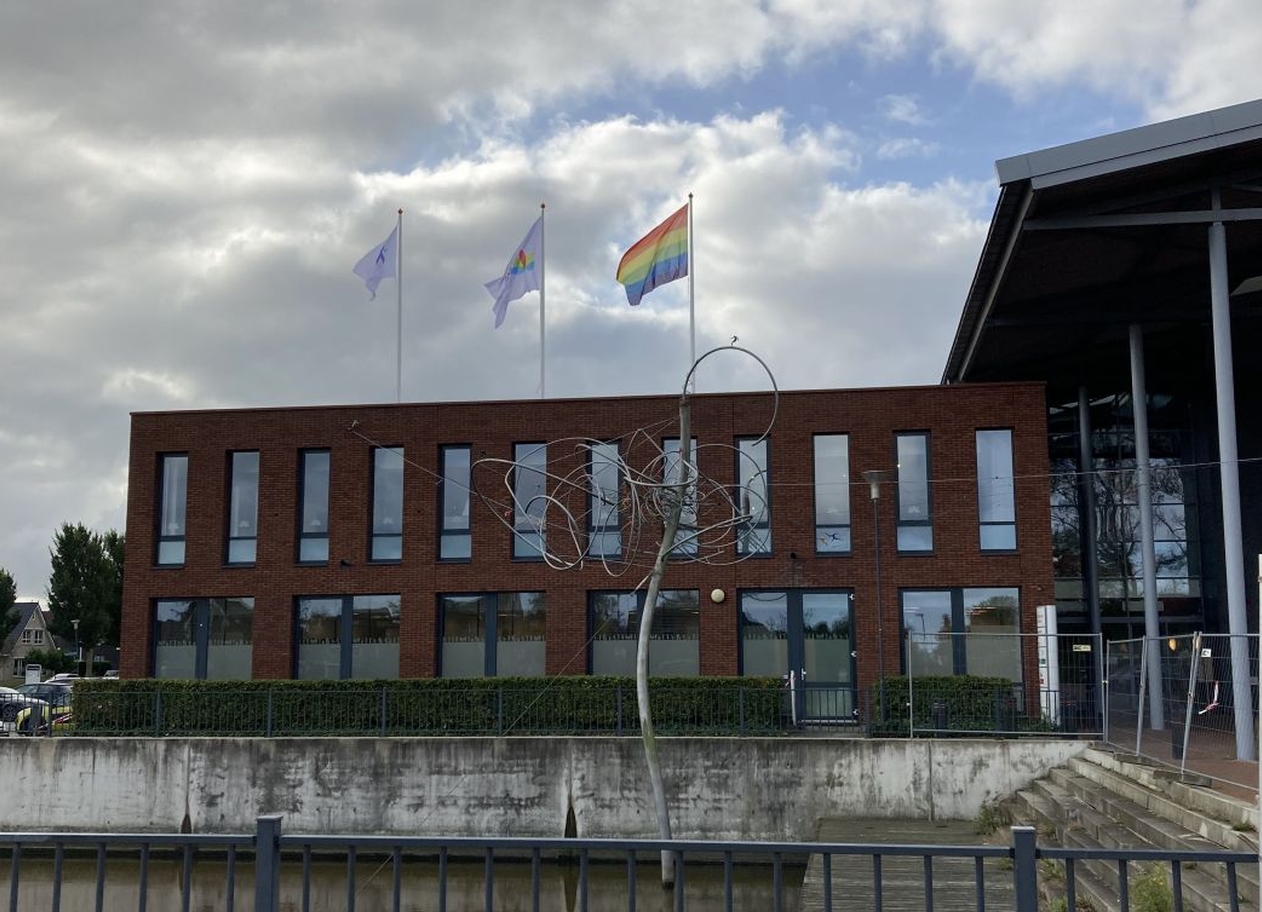 Hollands Kroon hijst de regenboogvlag op Coming out day